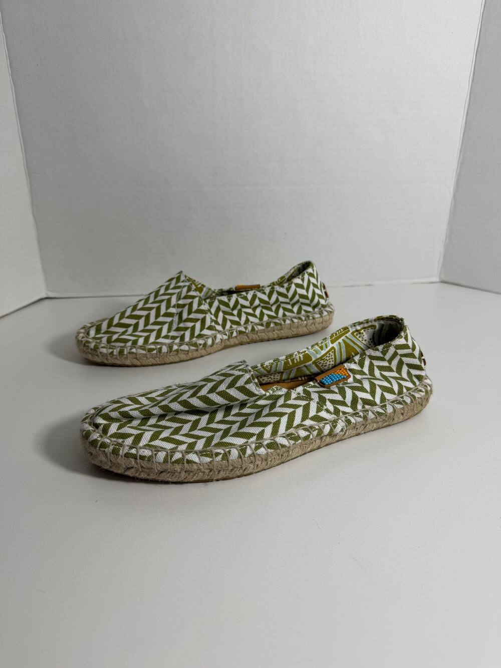 NWOB Ubntu Espadrilles Green Chevron Print Womens Size 7